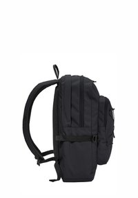 Sac à dos noir avec plusieurs compartiments zippés, bretelles rembourrées et boucle latérale réglable, présenté de côté sur un fond blanc.