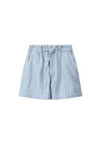 Shorts rayés bleu clair avec une taille élastique et un cordon de serrage, dotés de poches latérales et d'une coupe décontractée.