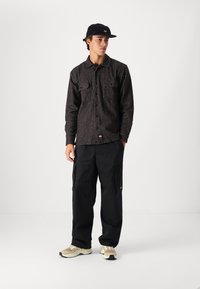Dickies SEASONAL SHIRT - Vapaa-ajan kauluspaita - black