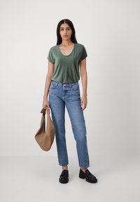 DRYKORN AVIVI - Tricou basic - green