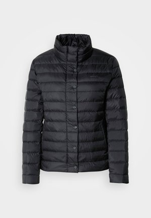 Schwarze Daunenjacke mit hohem Kragen, Knopfverschluss und horizontalem Steppmuster. Das Material scheint leicht und wasserabweisend zu sein.