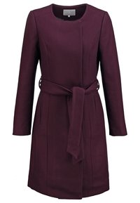 Burgundský kabát s dlouhými rukávy, kulatým výstřihem, páskem v pase a dvěma předními kapsami. Vyroben z hladké, strukturované tkaniny s detailem švů.