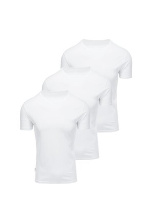 Drie eenvoudige witte T-shirts met korte mouwen en ronde hals, diagonaal gerangschikt op een witte achtergrond.