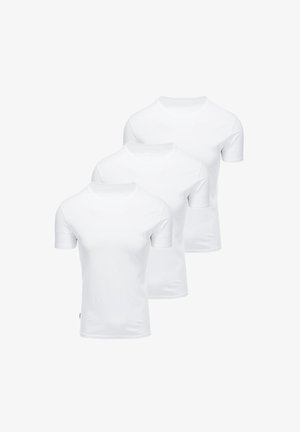 Drie eenvoudige witte T-shirts met korte mouwen en ronde hals, diagonaal gerangschikt op een witte achtergrond.