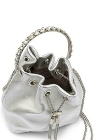 Bolso tipo cubo metálico plateado con parte superior ajustada, asa de cadena y ojales de metal. El interior está forrado y cuenta con una textura suave.