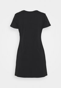 Czarna sukienka z krótkim rękawem wykonana z bawełny, o prostym fasonie z okrągłym dekoltem i lekko rozszerzanym dołem.