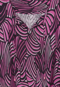 Paars en roze gestreepte stof met gedurfde, gebogen lijnen en strepen. Zachte textuur met een abstract ontwerp en een subtiele V-hals détail.
