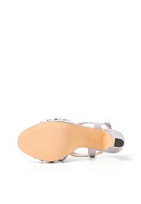 Sandal con tacco alto e design a più cinturini in grigio chiaro, con dettagli metallici e suola in gomma liscia color beige.