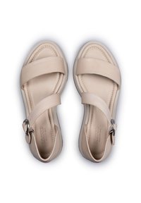 Sandali in pelle beige con due fasce larghe e una fibbia metallica regolabile. Texture liscia con dettagli di cucitura visibili sulla suola.