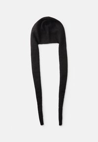 Zwarte gebreide beanie met verlengde oorflappen. Gemaakt van zacht materiaal, heeft het een afgeronde top en een naadloos ontwerp met minimale textuur.