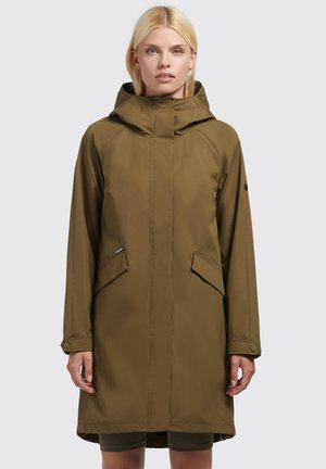 Manteau imperméable vert olive avec une capuche, doté d'un zip frontal, de poches latérales et d'une coupe décontractée. Tissu lisse avec un minimum de détails.