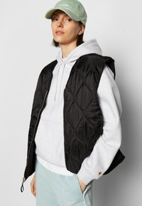 iets frans... REVERSIBLE QUILTED GILET - Colete - black