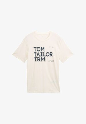 Kerge beež t-särk, mis on valmistatud puuvillast ja millel on lühikesed varrukad. Esiküljel on graafiline tekst "TOM TAILOR" ja "EMBRACE THE WILD" tumesinises värvitoonis. Regulaarne lõige.