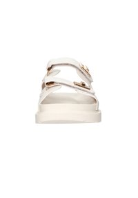 Sandales blanches à semelle plate avec trois brides ajustables, quincaillerie dorée, et une finition lisse et brillante.