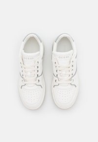 Weiße Sneakers mit einer glatten Lederoberfläche, durchlässigem Zehenbereich, grauen Akzenten und einem Logoetikett auf der Zunge. Abgerundete Zehenform und Schnürsenkel.