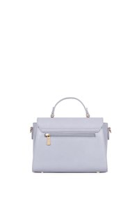 Borsa in pelle grigia chiara con una forma rettangolare strutturata, manico superiore e tasca con cerniera anteriore; dettagli in metallo dorato.