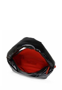 Bolso negro brillante con textura acolchada y un interior rojo. Cuenta con cierre de cremallera y un bolsillo interior para organizar.