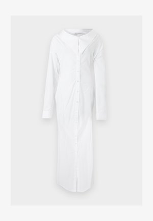 Abito camicia lungo bianco con ampio colletto e maniche lunghe, realizzato in tessuto liscio, mostrato su sfondo semplice.