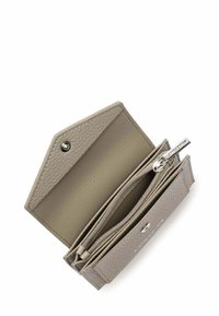 Portafoglio compatto in pelle grigia con forma esagonale, dotato di una tasca con zip, scomparti per carte e chiusura a scatto. Dettagli con superficie texturizzata.