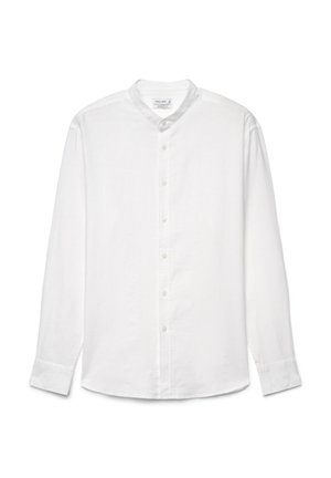 Weißes langärmliges Hemd mit Knopfleiste, Stehkragen und Manschetten, flach auf weißem Hintergrund präsentiert.