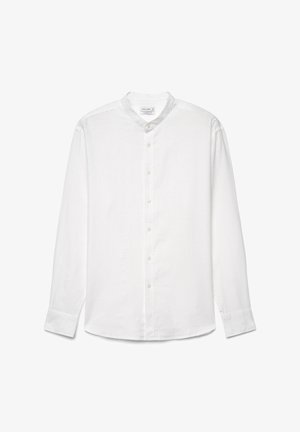 Weißes langärmliges Hemd mit Knopfleiste, Stehkragen und Manschetten, flach auf weißem Hintergrund präsentiert.