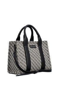 Sac à main tissé en noir et blanc avec deux poignées noires et une bandoulière amovible, forme rectangulaire, et étiquette de marque à l'avant.