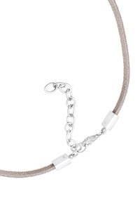 Grå ruskinds choker halskæde med en sølvfarvet lobster clasp og kædeforlænger. Har cylindriske sølvendekapper, der giver et stilrent udseende.