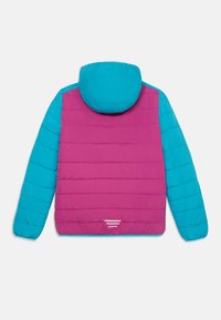 Padded jacket z kapturem, w intensywnym różowym kolorze z turkusowymi rękawami. Teksturowany pikowany wzór i odblaskowe akcenty na dolnej krawędzi.