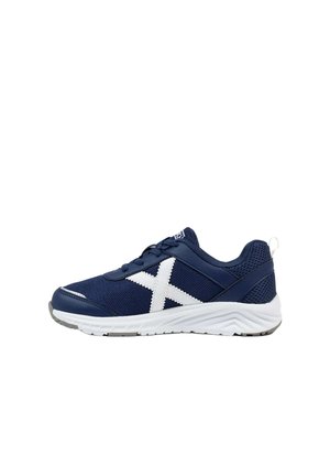 Scarpa sportiva blu navy con logo a croce bianco sul lato, suola bianca ammortizzata e tomaia in tessuto a rete per la traspirabilità.