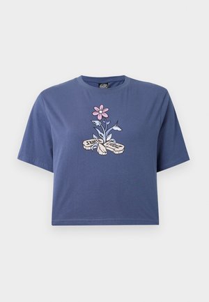 Κομμένο μπλε μπλουζάκι από βαμβάκι, με κεντρικό γραφικό σχέδιο ενός ροζ λουλουδιού και πράσινα φύλλα με κείμενο "Santa Cruz".