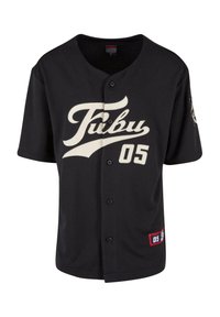 Tricou de baseball negru, cu un logo proeminent de culoare crem „FUBU” și numărul „05”, cu închidere butonată în față și mâneci scurte.