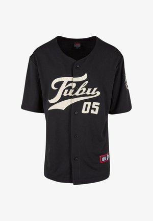 Tricou de baseball negru, cu un logo proeminent de culoare crem „FUBU” și numărul „05”, cu închidere butonată în față și mâneci scurte.