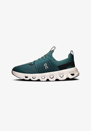 Teal sportieve sneaker met witte gesegmenteerde zool, vetersluiting, mesh bovenwerk en "ON" logo aan de zijkant, in profiel getoond op witte achtergrond.