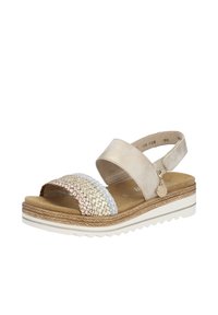 Sandales tissées beige et métalliques avec une semelle plate, une sangle de cheville réglable et une semelle intérieure texturée. Présente des accents tressés en or et en argent.