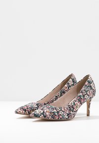 Wysokie buty na obcasie w kwiatowy wzór z wydłużonym noskiem, charakteryzujące się wielokolorowym materiałem i smukłym, złotym obcasem.