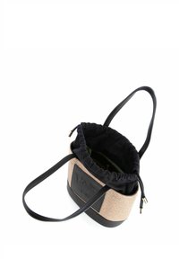 Zwarte en beige handtas met een trekkoord bovenkant, gemaakt van geweven stof, met leren accenten en een logopatch; zachte textuur.