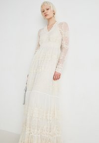 YAS YASELOISE DRESS CELEB - Proginė apranga - gardenia