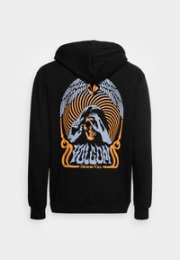 Sort hættetrøje med et stort grafisk motiv på ryggen. Designet inkluderer et kranium, vinger og detaljerede svirls i orange og lys blå.