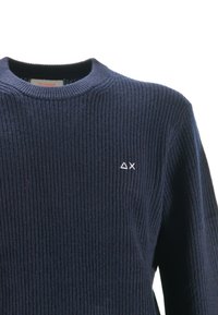 Maglione a coste blu navy con scollo rotondo e piccoli forme geometriche ricamate in bianco sul lato sinistro del petto.