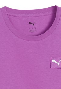 T-shirt di cotone viola con scollo rotondo, dotato di un logo Puma bianco su una toppa per tasca e una texture morbida e liscia.