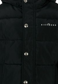 Czarna kurtka puchowa z kapturem, srebrnymi napami i przeszytymi panelami. Logo "John Richmond" wydrukowane na biało z przodu.