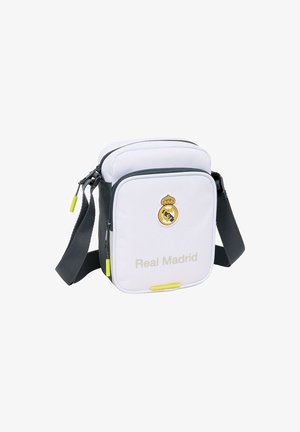 Borsa a tracolla bianca e grigia del Real Madrid con logo e spallaccio regolabile, tasca anteriore con zip e tirazip gialli.