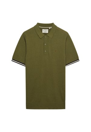 Olijfgroene polo met een gestructureerde brei. Voorzien van een klassieke kraag, een placket met drie knopen en marineblauwe en witte gestreepte accenten op de mouwen.