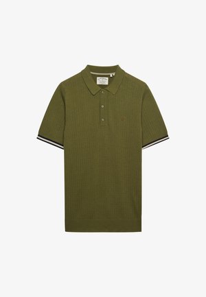 Polo shirt verde oliva con un tessuto a maglia testurizzato. Presenta un colletto classico, un'apertura con tre bottoni e dettagli a strisce navy e bianche sulle maniche.