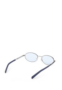 Brýle s kovovým rámem a oválnými modrými čočkami, s navy plastovými stranicemi a stříbrnými akcenty na rámu.