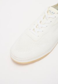 Clae MALONE UNISEX - Športni copati - white cactus/blue shadow