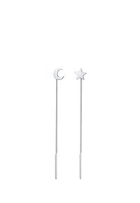 Orecchini in argento con design a forma di luna crescente e stella su catene allungate con perni dritti. Texture liscia, stile minimalista.