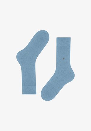 Paire de chaussettes bleues mi-mollet avec de subtils éclats verts, une chaussette à plat, l'autre courbée pour montrer la forme et la texture.