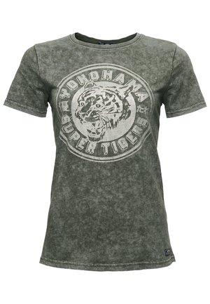 Falmet grøn kortærmet t-shirt med et brølende tiger-grafisk motiv og teksten "Yokohama Super Tigers" i et rundt design på forsiden.