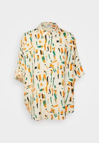 Camisa de manga corta abotonada en tejido beige que presenta un patrón abstracto de formas negras, verdes, naranjas y marrones.